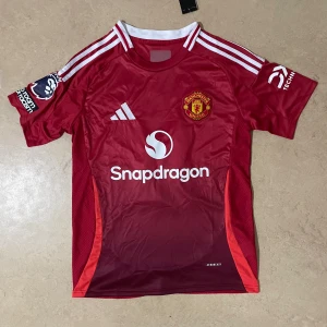 Man United Tröja - Säljer denna man united tröja med B.fernandes på ryggen för 329kr skriv till om ni är intresserade!
