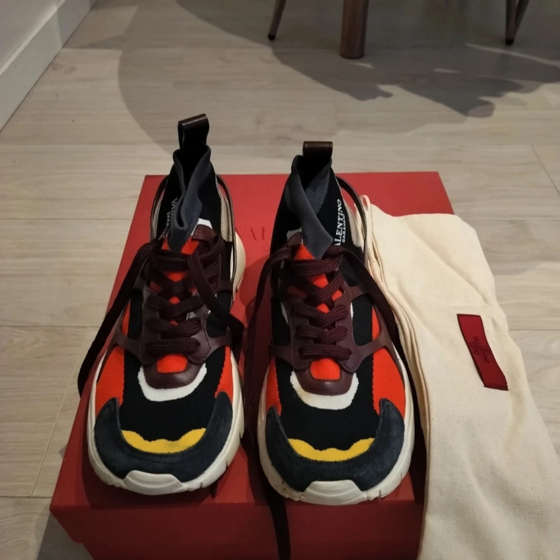 Valentino Garavani sneakers i rött och svart