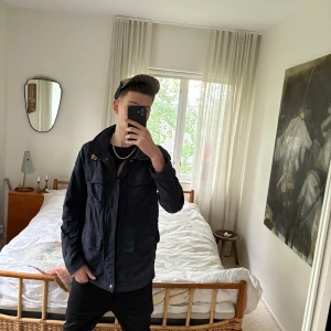 Parajumpers vindjacka  - Säljer en väldigt snygg parajumper jacka, jackan är av en äldre modell så den ser inte riktigt ut som dem nyaste men fortfarande väldigt stilig och passar dem flesta stilarna, priset är inte fast och om det är frågor är det bara att skriva