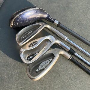 Golfklubbor - Mixade märken - Fyra golfklubbor från olika märken, perfekta för dig som vill testa golf eller utöka din samling. Klubborna har tydliga tecken på användning men är redo för nya rundor. Passar både nybörjare och dig som vill ha extra klubbor till träningen.