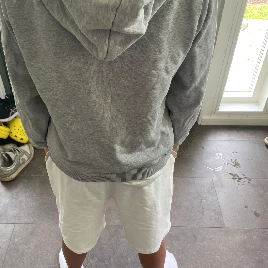 Grå hoodie från Les Deux - 1