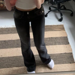 Svarta bootcut jeans  - Svarta/gråa bootcut jeans från Gina Young! Storlek 170❣️ Passar på mig som är 168 lång och har vanligtvis storlek S! Säljer så jag har ett par liknande💓