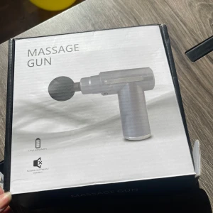 Massagepistol – Helt ny, aldrig använd! - Säljer en helt ny massagepistol som aldrig blivit använd. Jag köpte den själv inför min födelsedag, men det visade sig att jag fick exakt samma modell i present – så nu har jag två!  Den är fortfarande i originalförpackning och helt oanvänd. Perfekt för dig som vill ha en effektiv återhämtning efter träning, lindra muskelvärk eller bara unna dig själv lite välförtjänt avslappning.