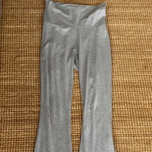 Grå yoga pants från Gina Tricot - Snygga grå bootcut byxor från Gina Tricot i mjukt och stretchigt material. Midjan är nedvikbar. Original pris 359kr.