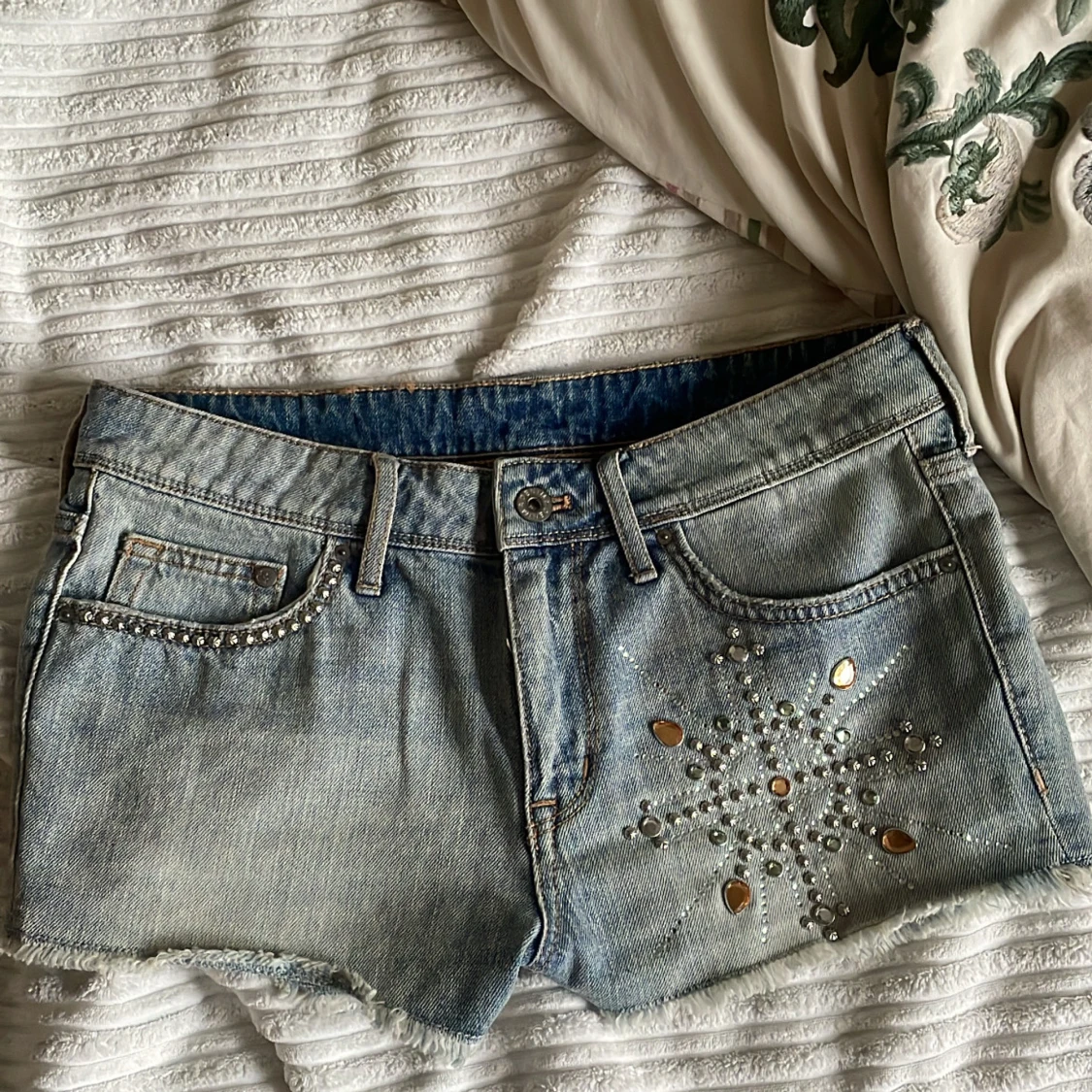 Jeansshorts med strass och rå kant - 2
