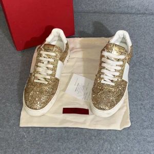 Valentino flycrew - Valentino Flycrew | Väldigt eftertraktade | Riktigt snygga skor som passar med allt | Allt ingår! | Vädligt bra skick | Alla nitar kvar!! | Fraktas samma dag 🚚📦 | Äkthetsgaranti ingår✔️| Kontakta vid fler frågor eller funderingar ✔️