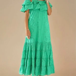 Grön offshoulder långklänning med volang - Super fin grön långklänning med offshoulder och bred volang upptill. Klänningen har broderade detaljer och ett luftigt, flowy fall. Bara använd en gång 2023 på student💚 köpt för 2495kr, märke Blond Hour 