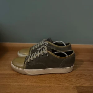 Lanvin skor - Säljer nu dessa feta lanvins till ett dunder pris🫡 Storlek 8 Uk så passar runt 42-43🙌 Jag tvättar såklart innan fraktade. Nypris:5200kr Mitt pris: 1499kr!!🫡🙌 Vid minsta funderingar är det bara att kontakta🙏