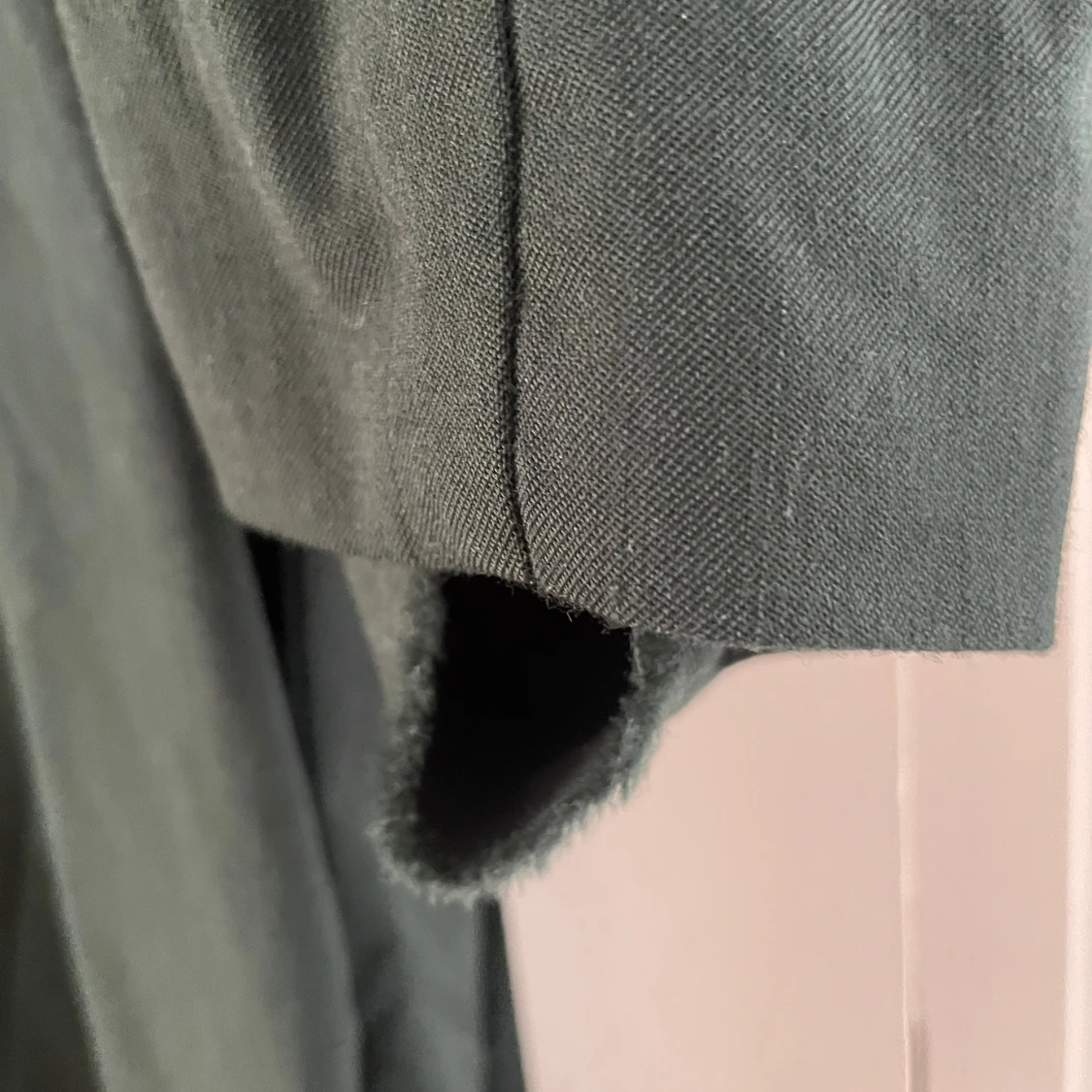 Mörkgrön klänning med knyt i halsen - 3