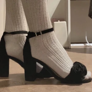 svarta klackskor  - Fina klackskor med stabil klack. Använda fåtal gånger. 