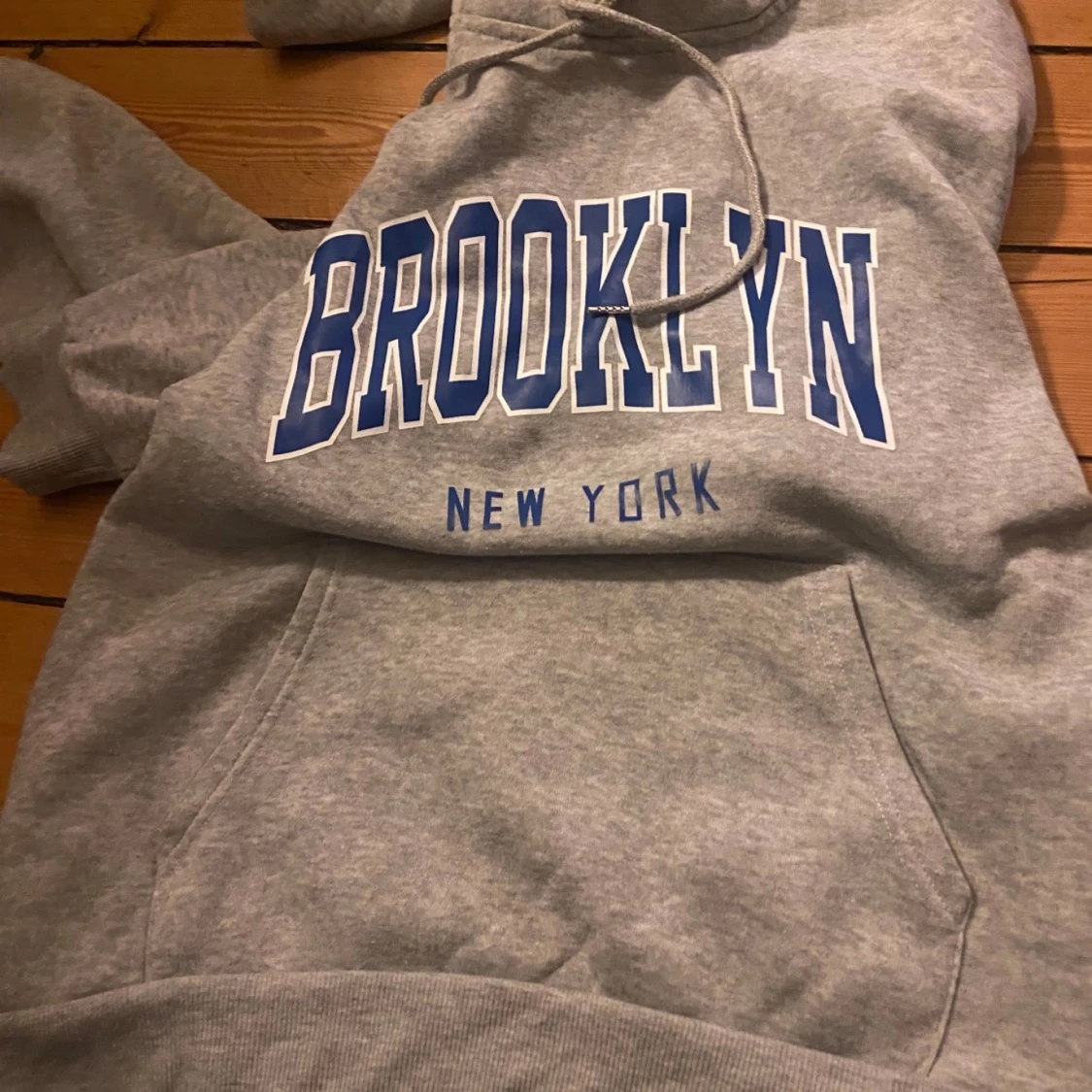 Hoodie med fint tryck