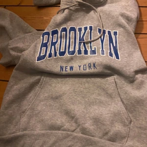 Hoodie med fint tryck - En mjuk hoodie med fint tryck💕