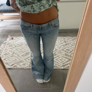 Lågmidjade ljusblå jeans  - Säljer dessa ur snygga blå jeansen, de är avklippta där nere då dom var extremt långa🩷använda några gånger men frf fina! Jag är 169   