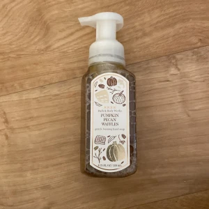 Pumpkin Pecan Waffles handtvål - Pumpkin Pecan Waffles är en skummande handtvål från Bath & Body Works med doft av pumpa, pekannöt och våfflor. Kommer i en genomskinlig plastflaska med vit pump och höstigt dekorerad etikett. Innehåller 259. Helt oanvänd då den bara legat stilla här hemma.