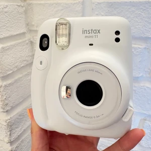 Instax kamera - Vit Instax mini 11 kamera. Använd nån gång så mycket bra skick! 