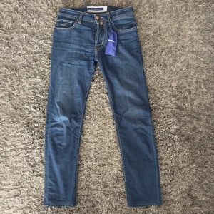 Jacob Cohën Bard  - Tja säljer nu mina riktigt snygga Jacob Cohën jeans, modell Bard. Jeansen är i mycket fint skick och sparsamt använda. Jeansen är slimfit och kostar cirka 5500 kr nya, säljer dom nu för 1790 kr. Tråd, instruktioner, scarf och jacob Cohën philosophy följer med. OBS! BOX FÖLJER INTE MED. Hör gärna av er vid frågor och fundernagar. MVH