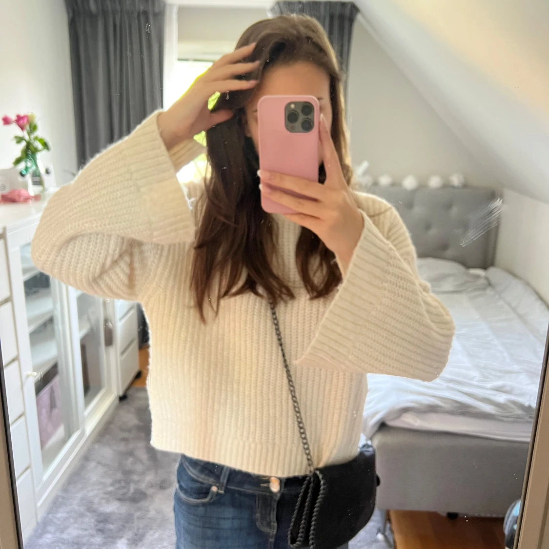 Söt svart axelremsväska med kedjedetaljer🤍