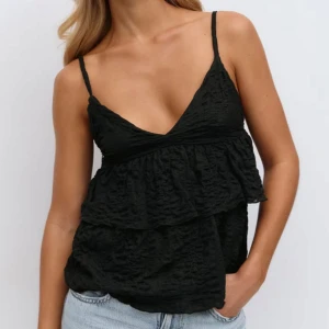 Svart volangig linnetopp - Oanvänd jätte snygg topp från Gina 