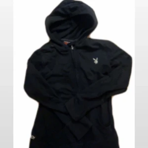 Playboy zip up  - Säljer en väl använd play boy zip up! Den har några defekter såsom att dragkedjan är lite lös i botten, mm. Tröjan är köpt från vinted och annars i bra skick!