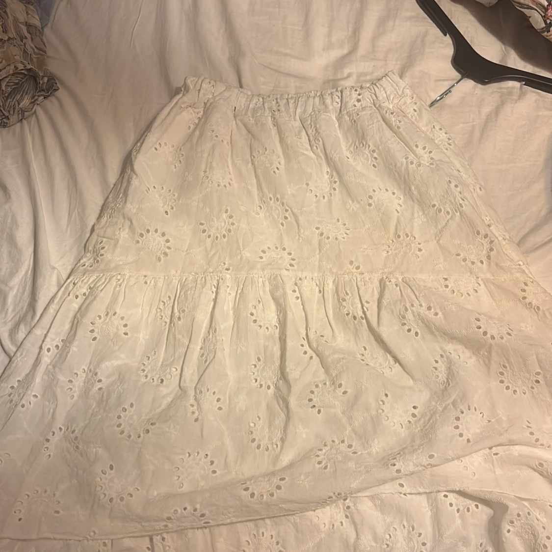 Vit broderad långkjol Nuna Lie