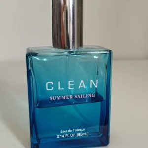 CLEAN Summer Sailing parfym 60ml - Fräsch parfym från CLEAN i doften Summer Sailing. Doften påminner om att segla på havet. Top notes are Cucumber, Aldehydes and Sicilian Bergamot; middle notes are Sea Notes, Violet Leaf and Calone; base notes are Moss, Musk and White Wood. Flaskan rynmer 60 ml. Perfekt för dig som gillar lätta och somriga dofter.