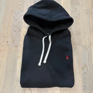Ralph Lauren hoodie - Säljer nu denna riktigt feta och populära Ralph Lauren Hoodien. Äkta, vilket man kan se när man scannar QR koden på sista bilden. Han på bild är 184, 72kg. Fraktas samma dag!