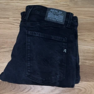 Svarta Replay Anbass jeans - Säljer nu dessa tvärfeta Replay Anbas Jeansen som passar till nästan allt, perfekt för dig som är mellan 180-190cm, skriv vid frågor eller funderingar!