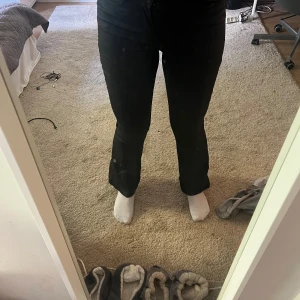 Svarta bootcut- läderbyxor  - Snygga svarta bootcut-läderbyxor från Vila.