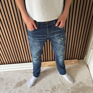 Jack and jones jeans - Ett par feta Jack and Jones Vintage clothing jeans i storlek 29/32. Har sköna slitningar och tvätt. Skick 9/10. Säljer pga har vuxit ur dem. Skriv till mig vid frågor