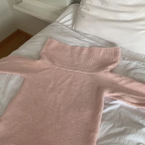 ljusrosa stickad off the shoulder tröja - Gina Tricot - jättemysig off the shoulder tröja från Gina Tricot perfekt till höst eller vinterväder! jättevarmt och mysigt material! använt den rätt mycket men har inte jättestora defekter från användning! pris kan diskuteras!