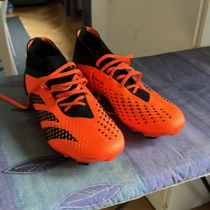 Adidas Predator orange fotbollsskor - Säljer nu mina Adidas predator, dem är i mycket bra skick knappt använda i 1 säsong, Ny pris 2900kr