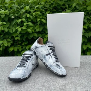 Maison Margiela Gats - Säljer dessa extremt snygga Maison Margiela GATs i storlek 42! Den här modellen heter Paint Splatter, där varje par är handmålade i fabrik. De är endast använda ett fåtal gånger vid festligare tillfällen och är därför i mycket gott skick. Allt följer med – box, dustbag osv. Jag har impregnerat dem för att göra dem mer tåliga mot smuts och vatten. Sulans innermått är 27 cm och äkthetsbevis finns! Hör gärna av dig om du har några frågor. Pris kan diskuteras vid snabb affär 🤝 
