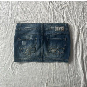 Jeanskjol  - Bra skick! Mått: midjemått rakt över 43 längd 30cm❤️
