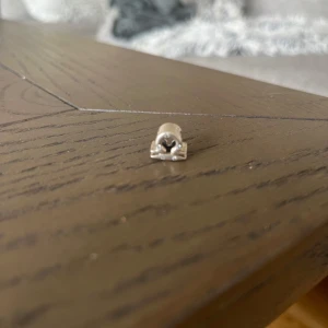 Pandora berlock Vågen stjärntecken - Superfin Pandora-berlock i form av Vågen-stjärntecknet. Gjord i blankt silver med små gnistrande stenar som detaljer. Perfekt att sätta på ditt armband för en personlig touch. Snygg och stilren design som passar dig som gillar astrologi.