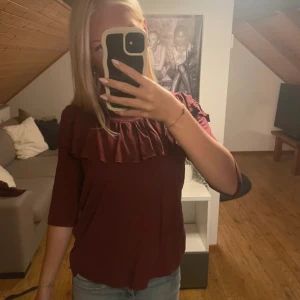 Tröja med volanger från Lindex  - Köpt second hand men märket är Lindex, i superbra skick!💘