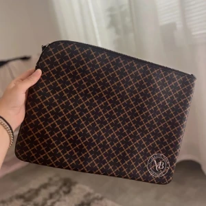 Malene Birger Datorfodral - Snygg datafodral från MB i brunt och svart med ett stilrent geometriskt mönster. Nypris 1200, superbra skick, BUDA PÅ💋💋