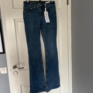Blå jeans - Säljer dess blåa jeans då de inte passar. Helt nya och aldrig använda. Kostar 500 nytt. Kommer inte sätta nått pris utan skriv ett förslag vid intresse av jeansen. Säljer även ett par lika dan fast i mörk grå/svart vid min profil. Svarar snabbt vid frågor ❣️