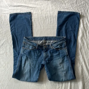 Lågmidjade jeans - Bra skick! Urtvättade (materialet tunnare) mått: midjemått rakt över 41,5 grenhöjd 19,5 benöppning 22,5 innerbenslängd 86,5 cm❤️ jag är 180