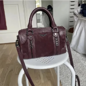 Vinröd Zadig & Voltaire Sunny väska - Världens finaste Vinröda handväska i skinn och mocka från Zadig. Finns inte att få tag i längre och otroligt unik och eftertraktad💘💘köpt för ca 5000, kan tänka mig gå ner i pris lite vid snabbt köp
