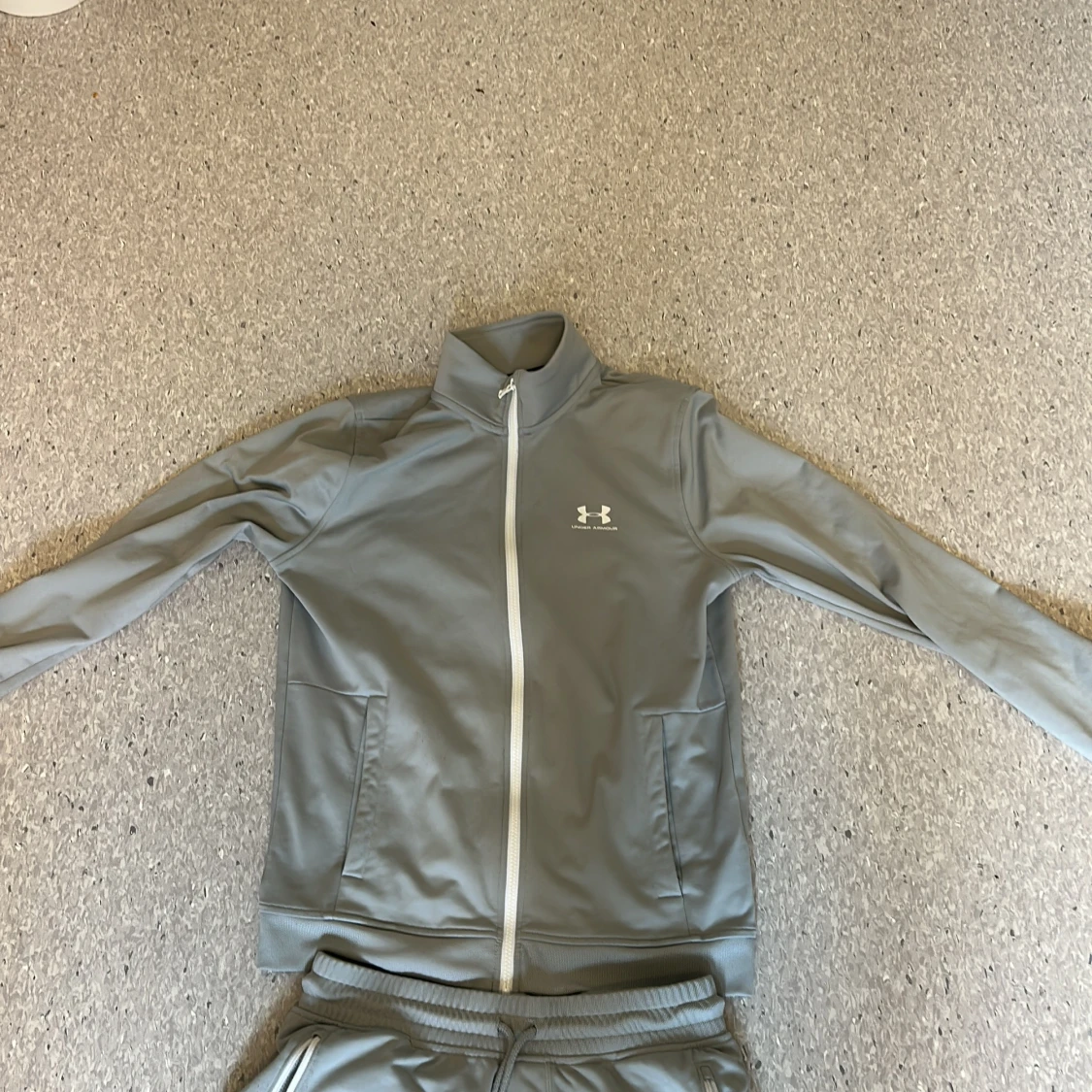 Grå mjukisbyxor från Under Armour - 2