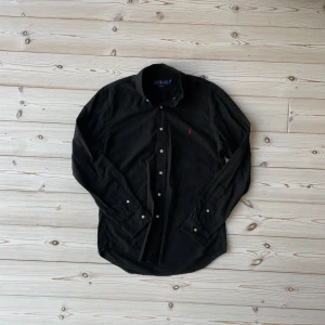 Ralph lauren skjorta - Säljer nu denna feta Ralph lauren skjortan i riktigt bra skick, perfekt nu till sommaren. Storlek: L. Nypris: 1799kr. Mitt pris: 449kr. Skriv vid frågor eller för fler bilder! 🤩
