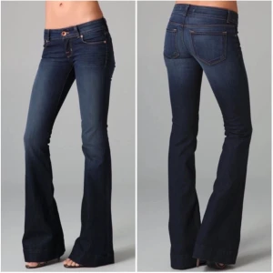 Mörkblå bootcut jeans med låg midja  - Snygga J Brand jeans i modellen ”lovestory” med bootcut och låg midja. Jeansen har klassisk femficksdesign, dragkedja och knapp framtill. Midjemått 37 cm längd 107 cm. Defekter vid två av bältesöglorna, ena har lossnat och andra är lite lös men det går att sy 🩷 (Första bilden är lånad men i exakt samma modell!!)