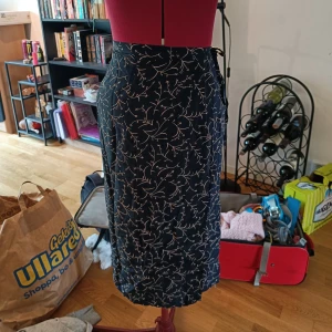 Vacker blå wrap skirt / skjol - En vacker wrap skirt. Står storlekar XL men passa allt från s till XL då man knyter den i midjan. 