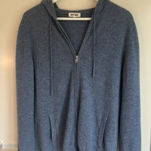 Ljusblå cashmire zip - PRESENTERAR: Ljusblå cashmire zip från soft goat!! Storlek:M (175-185/187cm) Riktigt bra kvalite och en liten defekt med ett litet hål i armen som inte märks av när man bär tröjan! Nypris:3000kr (Denna går knappast att få tag i) Hör av vid frågor!! Perfekt till sommarn!!
