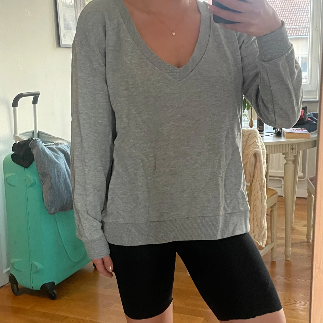 Grå v-ringad tröja från NA-KD