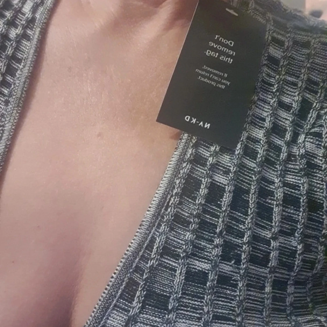 Grå långklänning från NA-KD med cutouts - 2