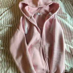 Russermerch hoodie Rosa - Den är i storlek xs och är i bra skick. Säljer för att den inte passar mig.