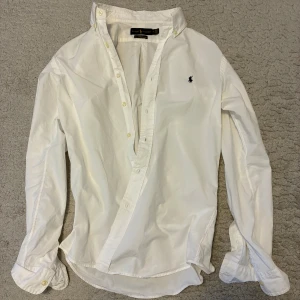 Vit skjorta från Ralph Lauren - Säljer denna vita Ralph Lauren skjorta perfekt för sommaren ☀️Skriv för fler bilder/frågor 🙌🏼Skick 10/10 | Ny pris: 2200 kr