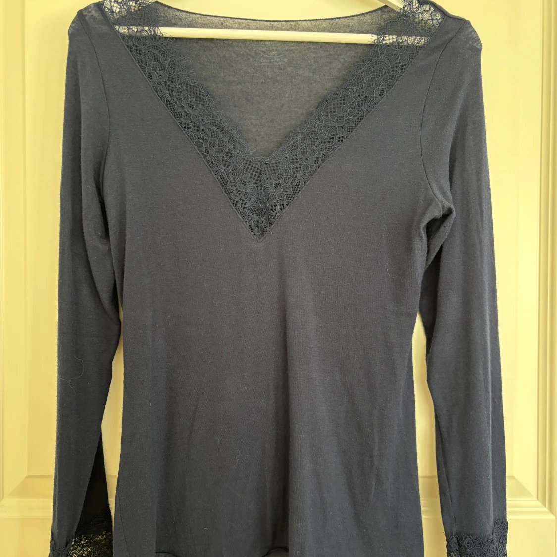 Mörkblå spetströja från Intimissimi - 1