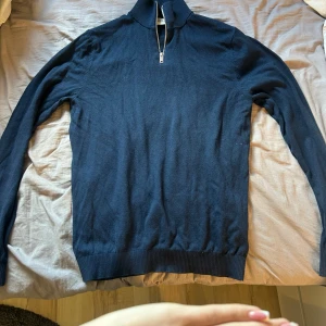 Mörkblå half zip-tröja  - Mörkblå långärmad tröja från Produkt med half zip-dragkedja i halsen. Den är aldrig använd. Sitter jättefint på och är inte heller så tjock i materialet 